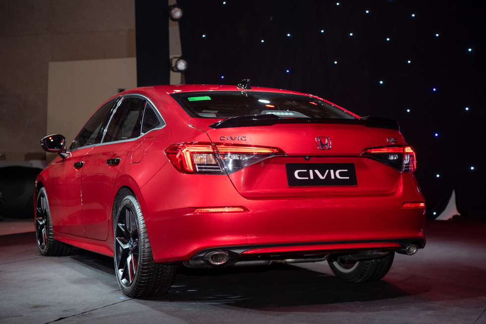 Honda Civic 2022 ra mắt Việt Nam: Giá từ 730 triệu đồng, tăng trang bị để cứu doanh số - Ảnh 3.