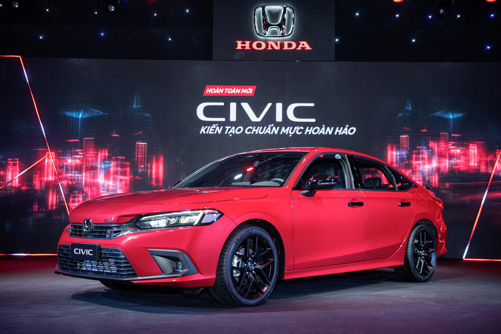 Honda Civic 2022 ra mắt Việt Nam: Giá từ 730 triệu đồng, tăng trang bị để cứu doanh số - Ảnh 1.
